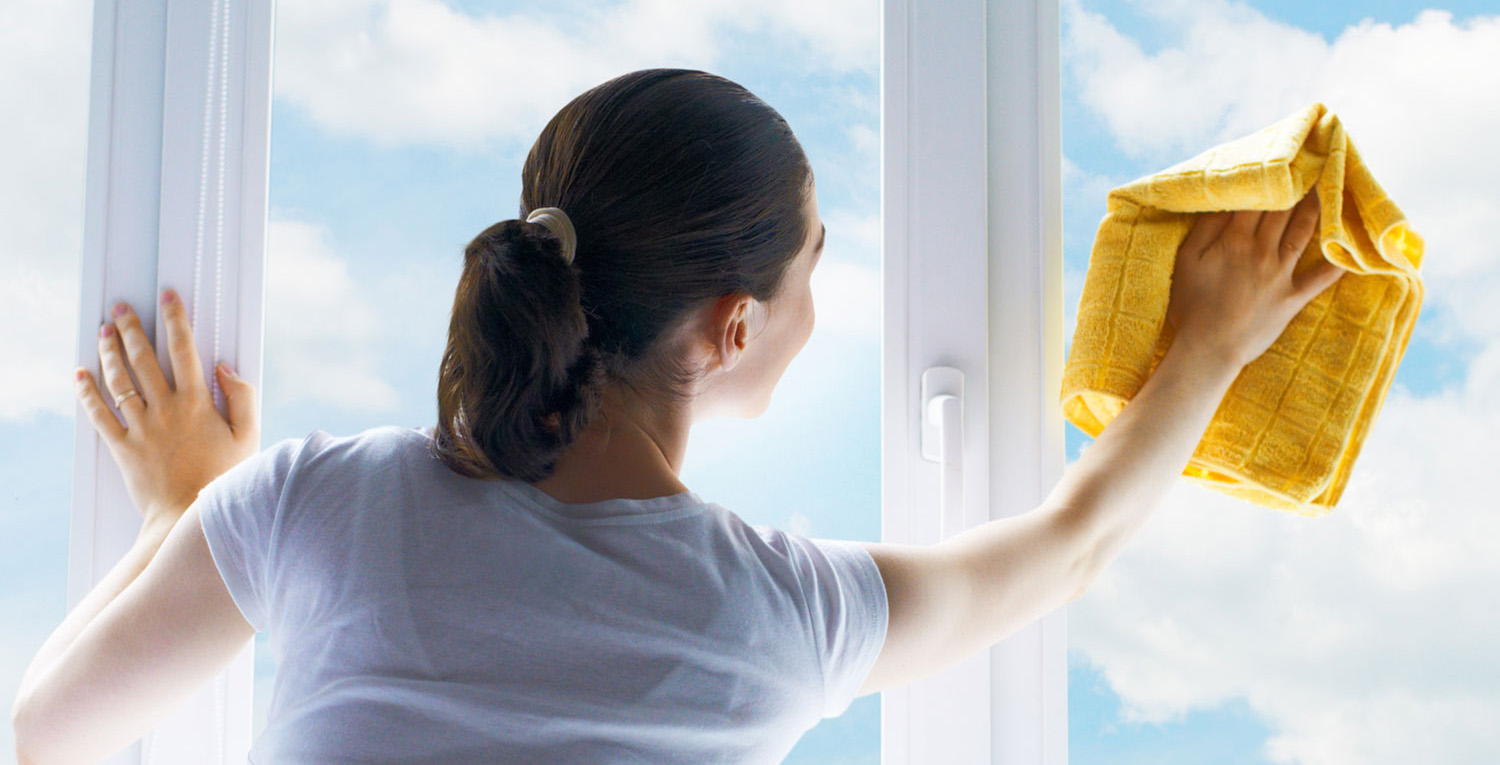 Когда можно мыть окна. Уход за пластиковыми окнами. Уход за окнами ПВХ. Моют окно фон. Мытье окон реальное фото.